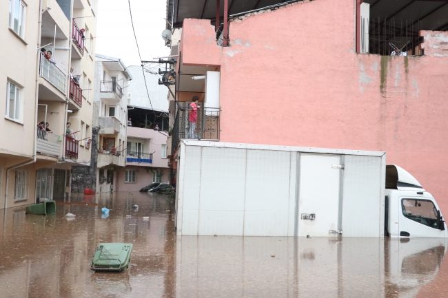 Bursa'da sağanak su baskınlarına neden oldu